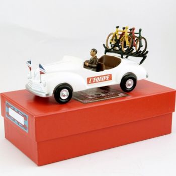 Peugeot 203 suiveuse avec porte-v&eacute;los (chauffeur) en coffret rouge