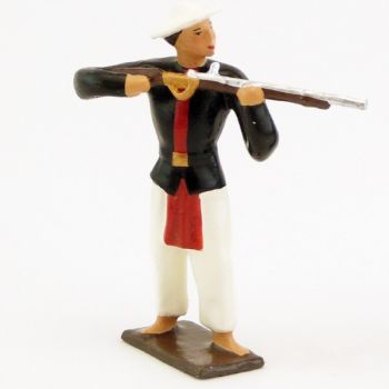 Tirailleur Annamite, haut noir, bas blanc, fusil en joue