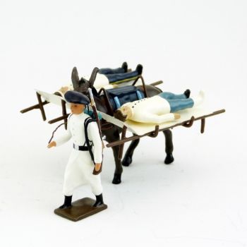 chasseur alpin tirant mulet avec brancards transportant deux bless&eacute;s allong&eacute;s