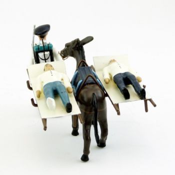 chasseur alpin tirant mulet avec brancards transportant deux blessés allongés