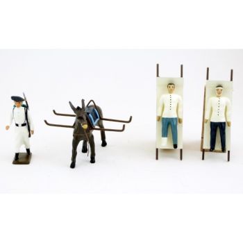 chasseur alpin tirant mulet avec brancards transportant deux blessés allongés