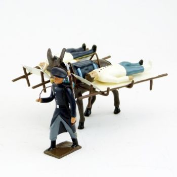 chasseur alpin en bleu tirant mulet avec brancards et deux bless&eacute;s allong&eacute;s