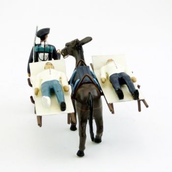 chasseur alpin en bleu tirant mulet avec brancards et deux blessés allongés