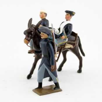 mulet avec brancards transportant deux blessés assis