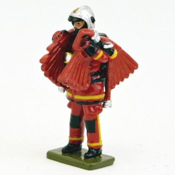 Sapeur-pompier de la BSPP avec ligne d'attaque, tenue rouge (2017)