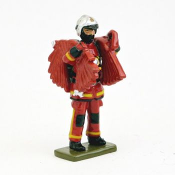 Sapeur-pompier de la BSPP avec ligne d'attaque, tenue rouge (2017)