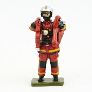 Sapeur-pompier de la BSPP avec ligne d'attaque, tenue rouge (2017)