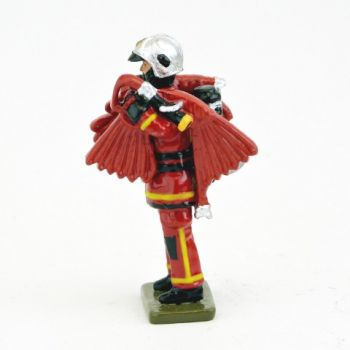 Sapeur-pompier de la BSPP avec ligne d'attaque, tenue rouge (2017)