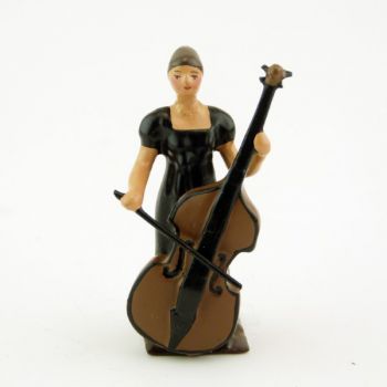 musicienne de l'orchestre, debout, jouant de la contrebasse