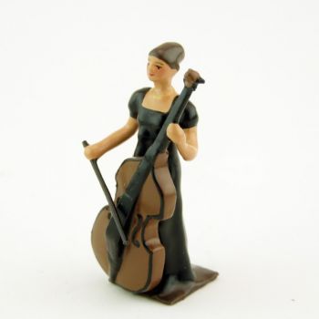 musicienne de l'orchestre, debout, jouant de la contrebasse