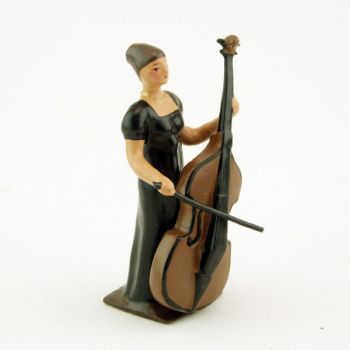 musicienne de l'orchestre, debout, jouant de la contrebasse
