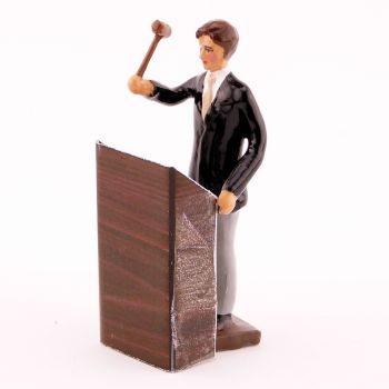 Commissaire Priseur adjugeant à son pupitre