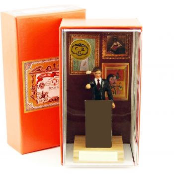 commissaire-priseur adjugeant à son pupitre en coffret de présentation