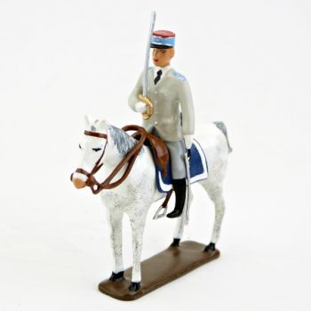 cavalier de la Garde &agrave; l'&eacute;tendard de l'EAABC &agrave; cheval, au pr&eacute;senter sabre