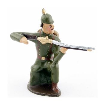 fantassin de l'infanterie prussienne en capote reseda (kaki), à genou, fusil en