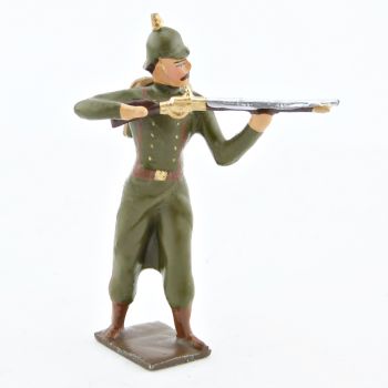 fantassin de l'infanterie prussienne en capote reseda (kaki), au feu, fusil en j