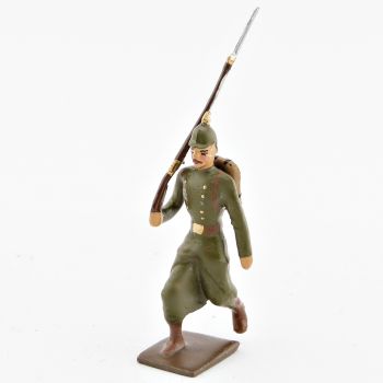 fantassin de l'inf. prussienne en capote reseda (kaki), &agrave; l'assaut, fusil &eacute;paule