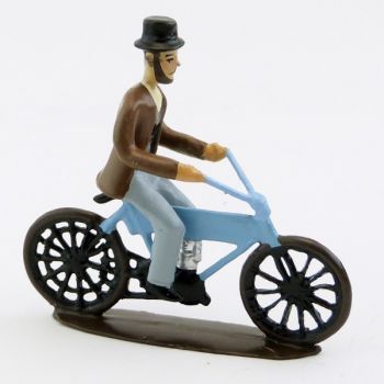 Homme civil à motocyclette