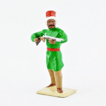 goumier en feu, fusil en joue, tenue vert clair