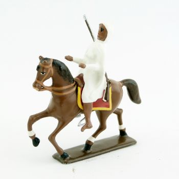 Goumier &agrave; cheval en blanc avec capuche