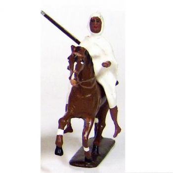 Goumier à cheval en blanc avec capuche