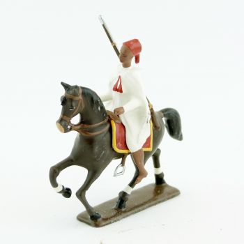 Goumier &agrave; cheval cape blanche et ch&eacute;chia rouge