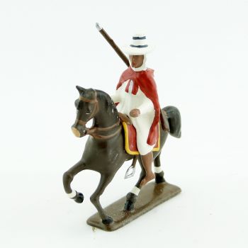 Goumier &agrave; cheval cape rouge et chapeau de paille