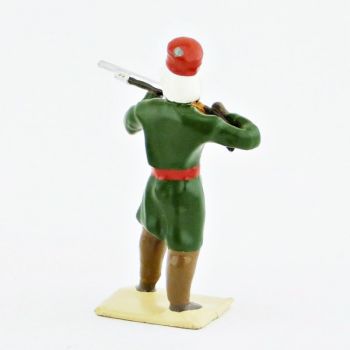 goumier en feu, fusil en joue, tenue vert clair