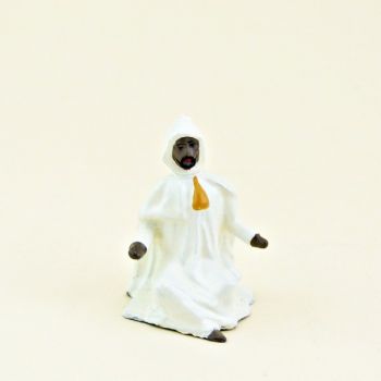 goumier assis en blanc capuche