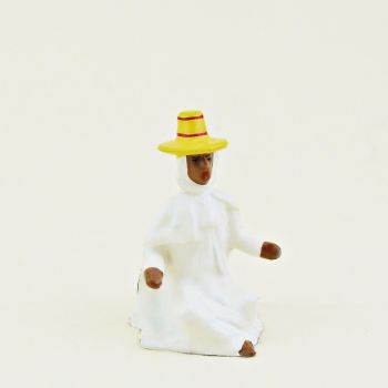 goumier assis en blanc petit chapeau