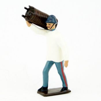 Sapeur du génie, bourgeron et pantalon B.H., transportant gabion