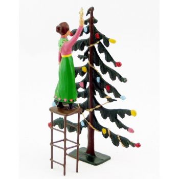 Femme sur escabeau d&eacute;corant le sapin de No&euml;l (cadeaux au pied du sapin)
