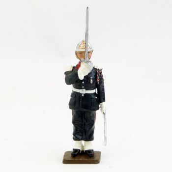 Elève au présenter sabre de l'ENSOSP (École nationale supérieure des officiers d