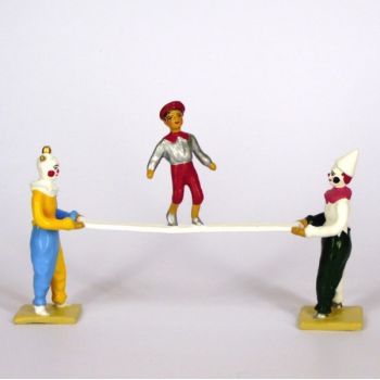 ens. de 2 clowns portant une poutre avec enfant en &eacute;quilibre