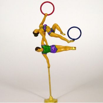 2 &eacute;quilibristes (au bout d'une perche) avec anneau