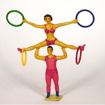 2 &eacute;quilibristes (au sol) avec 4 anneaux