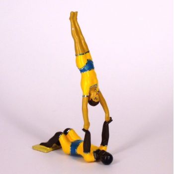 athl&egrave;te au sol portant un autre &agrave; bout de bras