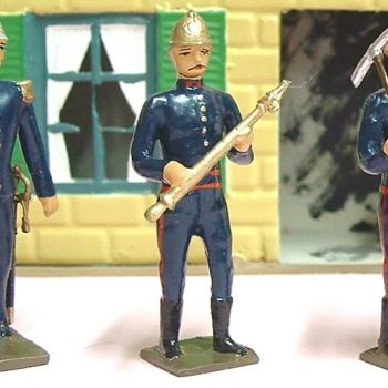 pompier avec lance &agrave; incendie