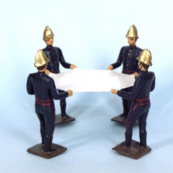 4 pompiers tenant b&acirc;che de sauvetage