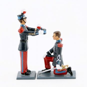 ensemble "remise du casoar &agrave; un Saint-Cyrien 1&egrave;re ann&eacute;e par un 2e ann&eacute;e"