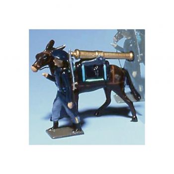 chasseur alpin en tenue bleue, tirant mulet avec aff&ucirc;t sur le dos