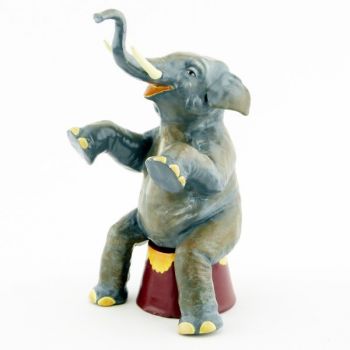 grand éléphant assis sur tabouret (h. 11 cm)