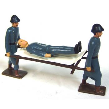 2 Brancardiers portant un bless&eacute; sur brancard