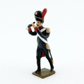 officier des artilleurs de la garde regardant &agrave; la longue-vue