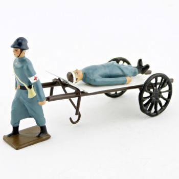 Brancardier tirant un bless&eacute; sur un brancard &agrave; roues
