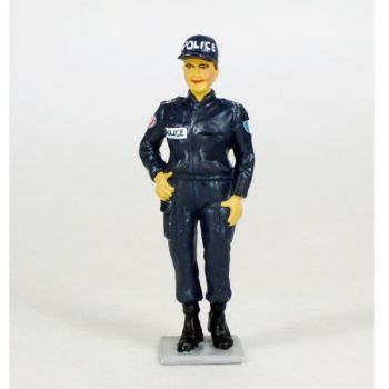 Polici&egrave;re (femme gardien de la Paix) contemporaine en blouson et casquette